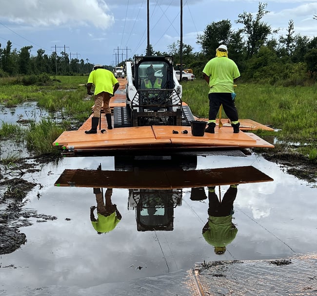 Composite swamp mats for heavy equipment