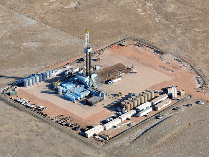 Aerial view of an oil and gas drilling site with composite mat to flooring