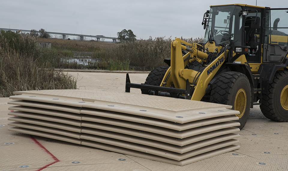 Heavy-duty composite construction mats